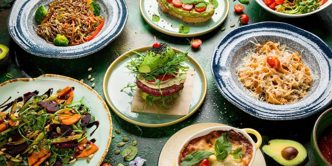 Не салатом едины: 15 ресторанов для веганов и вегетарианцев в Москве