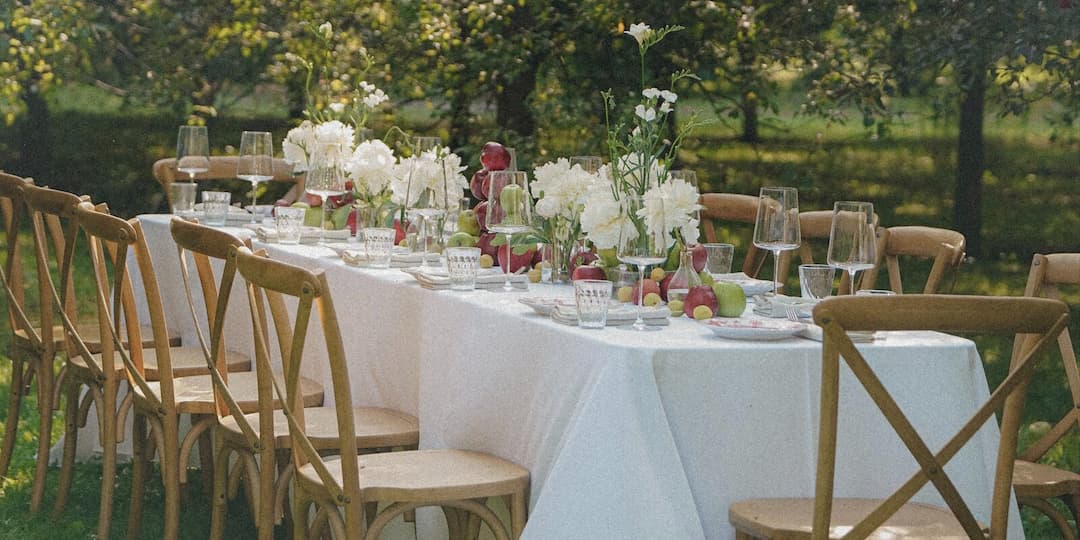 Обед в яблоневом саду команды Niki