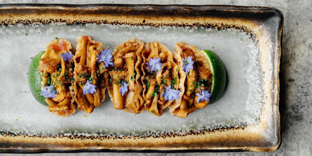 Блюда с лисичками в Ikura